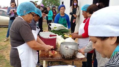 Voluntarios de ollas populares se unen para un "Ñemongeta" en el Bañado Sur de Asunción