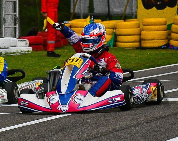 Ale Samaniego hace historia y conquista el sudamericano de karting - Automovilismo - ABC Color