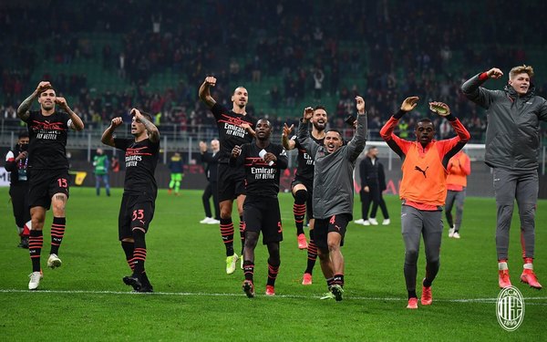 Milan vence al Hellas Verona en una gran remontada