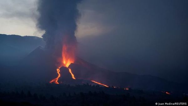 Volcán de La Palma emite nube de cenizas y decenas de temblores