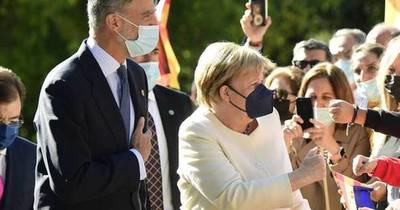 La Nación / Naomi emocionada, Chris y Dakota, Isabel sale con bastón, Angelina vuelve a sonreír y Felipe condecora a Merkel