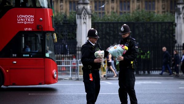 Reino Unido revisa la seguridad tras crimen de diputado