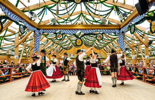 ¡Arriba los vasos! ¡Llegó Oktoberfest! - ABC Revista - ABC Color