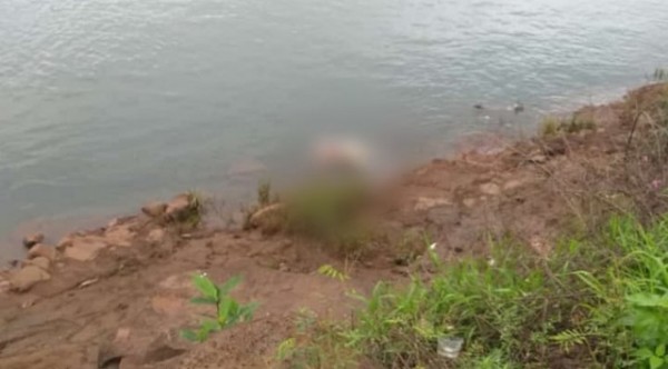 Hallan un cadáver flotando en el río Paraná - Noticiero Paraguay