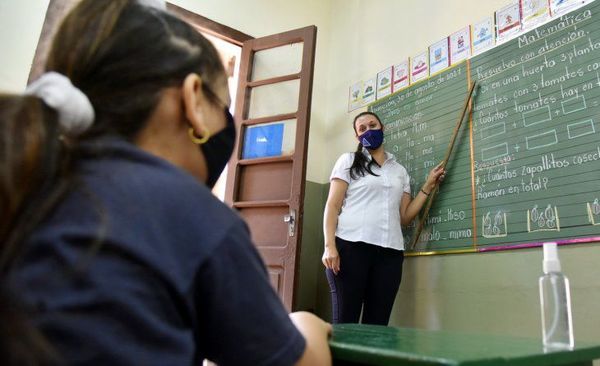 El lunes se reanudan clases, pero docentes advierten que pueden interrumpirlas "en cualquier momento" - Noticiero Paraguay