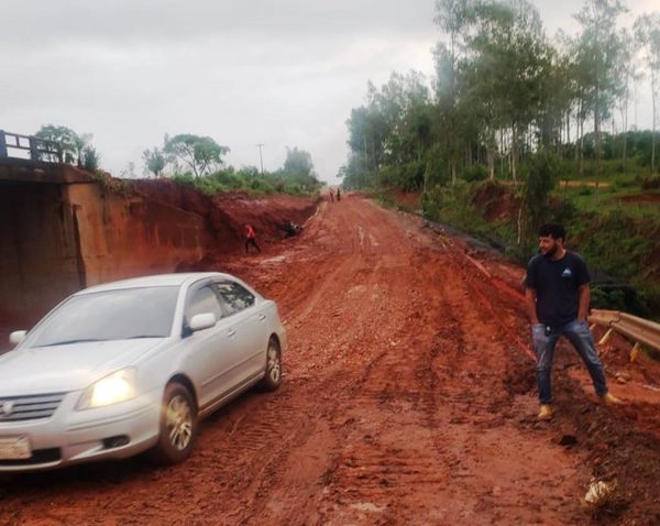MOPC habilita paso auxiliar sobre el arroyo Lorito en Tacuatï dañado por lluvias