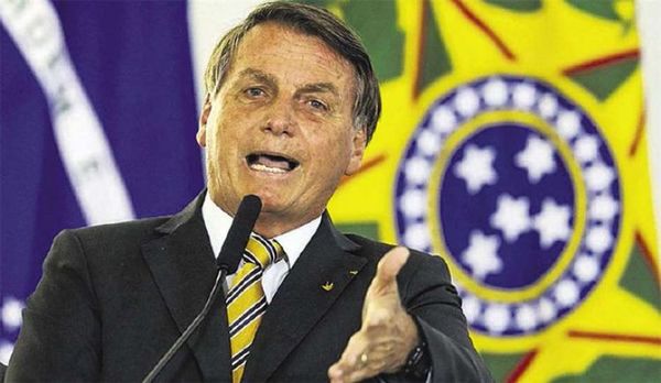 Jair Bolsonaro veta ley de distribución de toallas higiénicas y genera alboroto