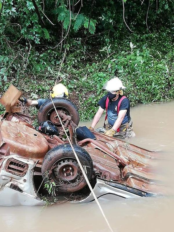 Automovilista se salva tras caer a un arroyo - Nacionales - ABC Color