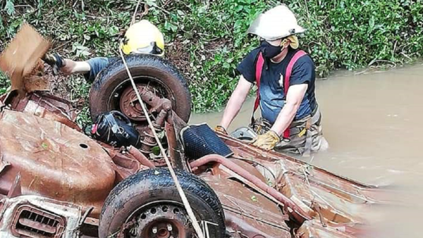 Automóvil cae a arroyo en Itapúa y el conductor se salva de milagro