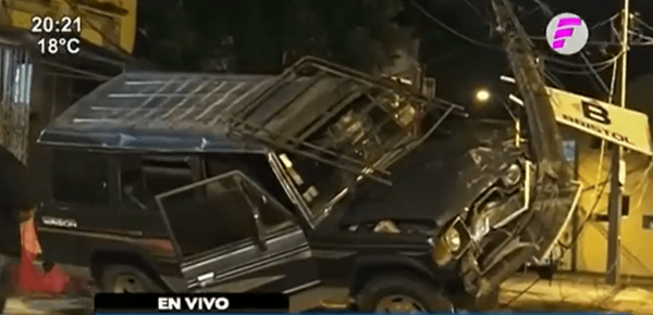 Conductor pierde el control e impacta contra columna sobre Próceres de Mayo | Noticias Paraguay