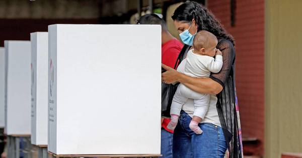 La Nación / Destacan leve aumento de presencia femenina en municipios, con 31 intendentas electas