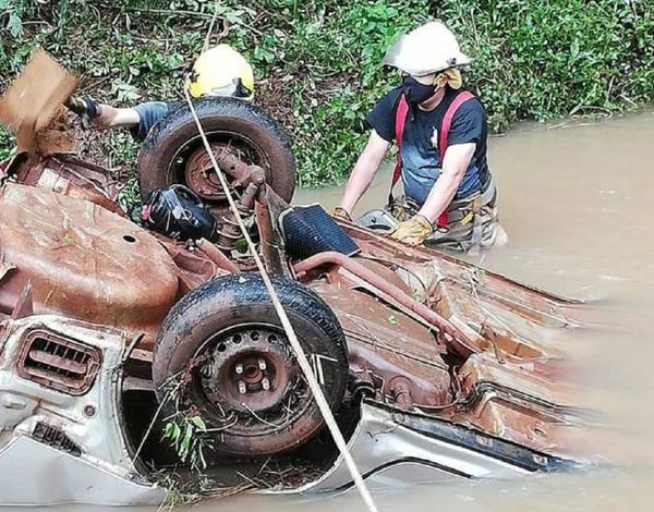 Automóvil cae a arroyo en Itapúa y el conductor se salva de milagro - Noticiero Paraguay
