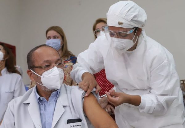 Vacuna de refuerzo para personal de blanco y población de riesgo mayor de 50 años
