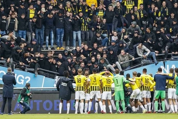 Diario HOY | Se hunde la grada de un estadio en Países Bajos durante una celebración
