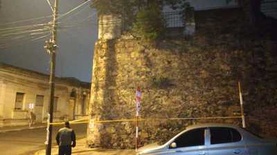 Colocan alertas para peatones en la zona dañada del muro de la Iglesia de La Encarnación - ADN Digital