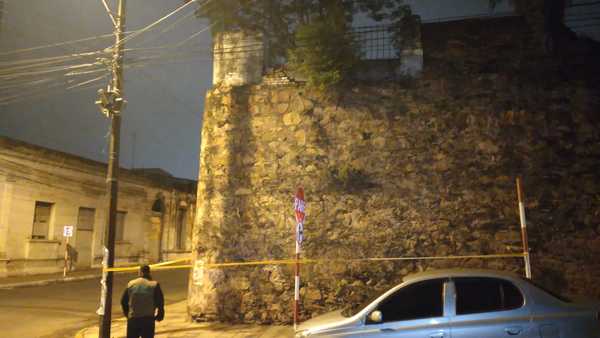 Colocan alertas para peatones en la zona dañada del muro de la Iglesia de La Encarnación - ADN Digital