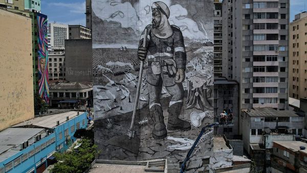 Un gigantesco mural compuesto de cenizas amazónicas cobra vida en Brasil