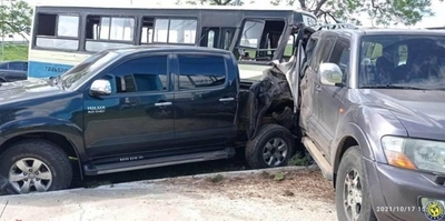 Diario HOY | Varios vehículos fueron chocados por un transporte escolar en zona Autopista