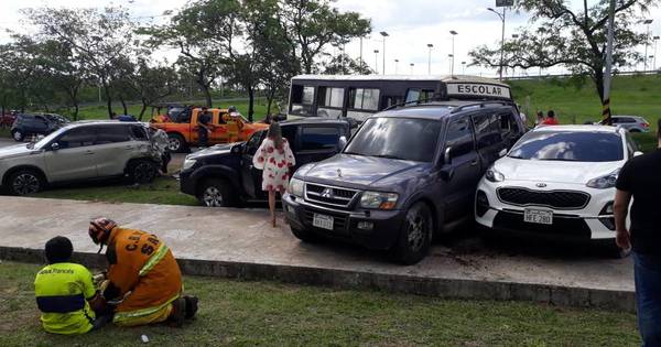 La Nación / Minibús causa múltiple choque en autopista Silvio Pettirossi