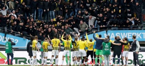 Tribuna de un estadio en Países Bajos se desploma sin causar heridos