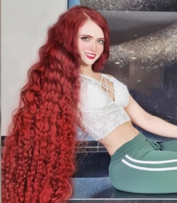 Crónica / Tipo Rapunzel: su cabello tiene unos 170 cm