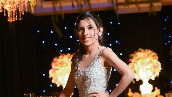 Jennifer Antonella sopló sus 15 velitas
