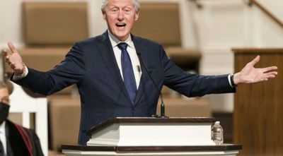El expresidente de EEUU Bill Clinton sale del hospital