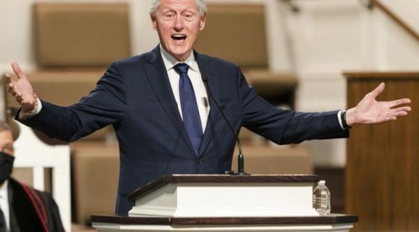 El expresidente de EEUU Bill Clinton sale del hospital
