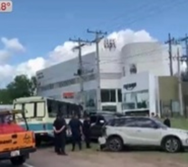 Bus escolar choca contra 5 autos en Luque - Paraguay.com