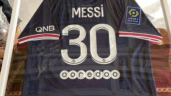 El primer ministro francés regala al Papa la camiseta de Messi - El Independiente