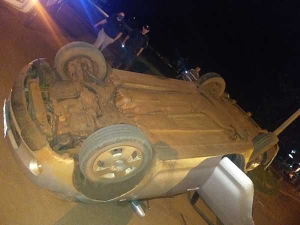 Aparatoso choque y vuelco de vehículo en Minga Guazú - La Clave