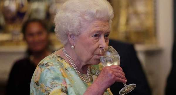 Recomiendan a la reina Isabel II dejar de beber alcohol | OnLivePy