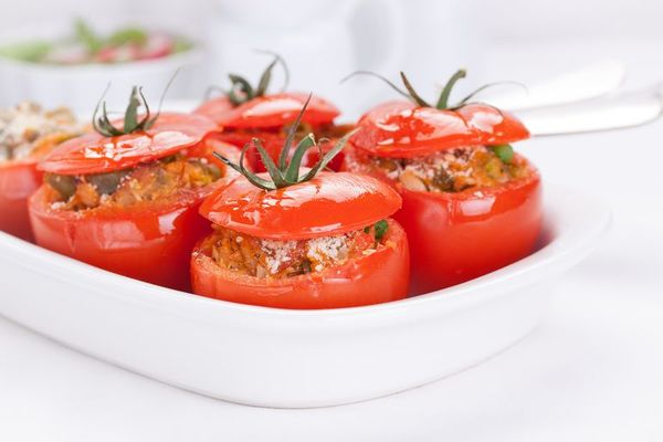 ¿Un almuerzo de menos de 500 kcal? Te proponemos unos sabrosos tomates rellenos con atún - Gastronomía - ABC Color