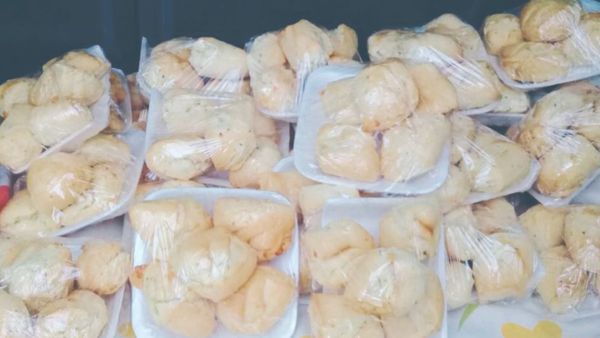 Una argentina quedó varada y vende chipa para sobrevivir