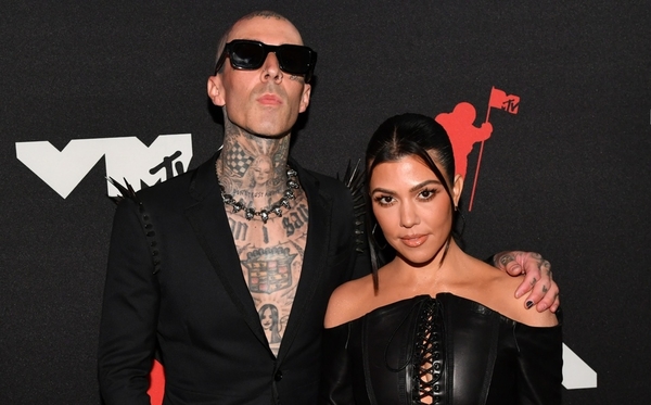 ¡Kourtney Kardashian y Travis Barker se comprometieron!