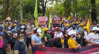 Educación anuncia descuentos para docentes que no asistieron a clases por huelga