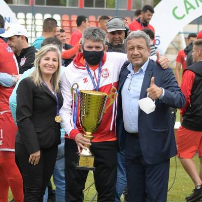 Pese a la magnífica campaña, el campeón de la Intermedia confirma la salida de su DT - Megacadena — Últimas Noticias de Paraguay
