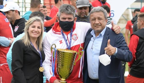 Voló el 'Loro'; el campeón de la Intermedia se quedó sin entrenador