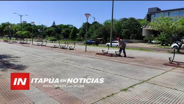 INICIA LA REPARACIÓN DE BANCOS EN LA COSTANERA PADRE BOLIK. / Itapúa Noticias