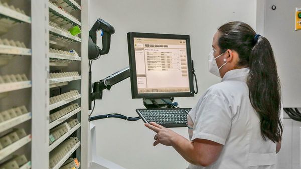 Punto Farma innova sus servicios con los robots farmacéuticos