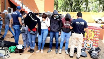 Detienen a 5 personas que trasportaban marihuana oculta en vehículo con doble fondo - Noticiero Paraguay