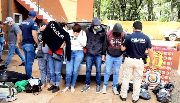 Detienen a 5 personas que trasportaban marihuana oculta en vehículo con doble fondo - Noticiero Paraguay