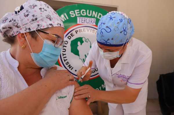 Se inicia la tercera dosis anti-COVID-19 para personal de salud y mayores de 50 años