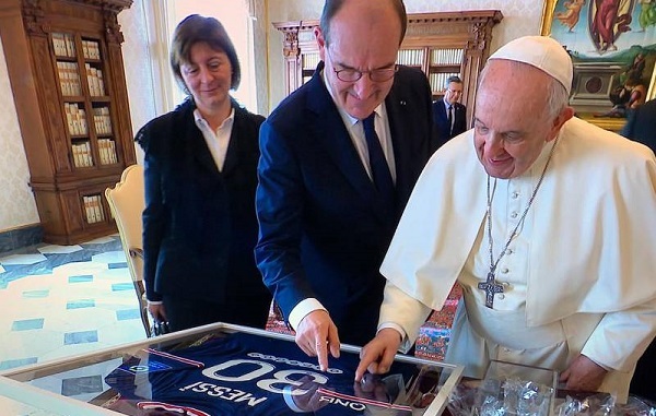 Messi le hace un regalo sorpresa al Papa Francisco