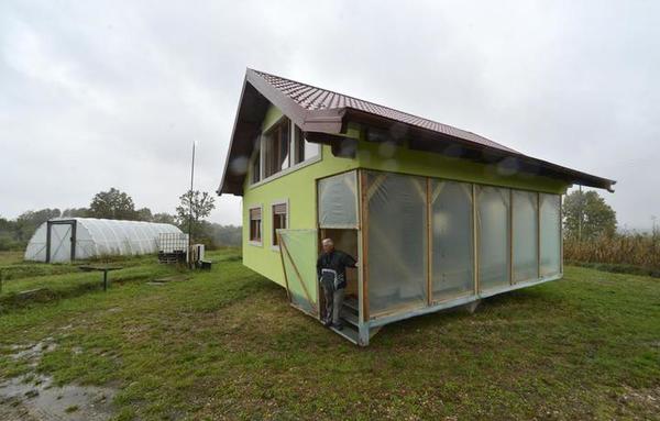 Hombre construyó una casa giratoria para que su esposa escoja las vistas