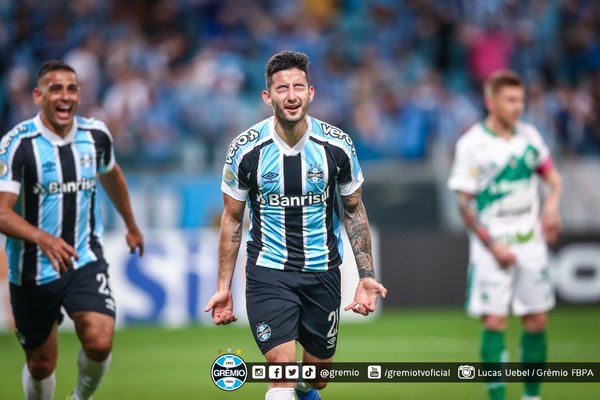 Villasanti recibió un emotivo abrazo de Churín tras su gol en Grêmio
