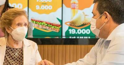 La Nación / Doña Eloisa recorrió Don Vito con Horacio Cartes