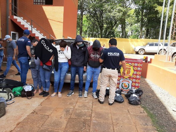 Crónica / Sorprenden a 5 sujetos cuando transportaban abundante macoña