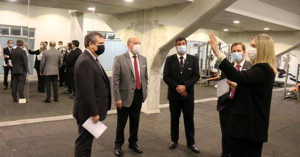 La Nación / Examen para escribanos: ministros de la Corte realizaron recorrido por las instalaciones de la SND