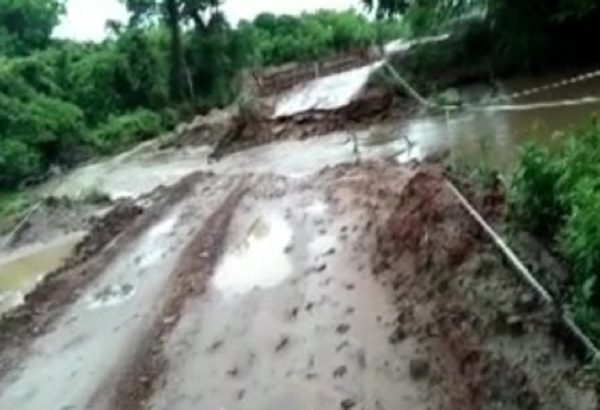 Aislados por desidia en Ybycuí: La lluvia se llevó el puente - SNT